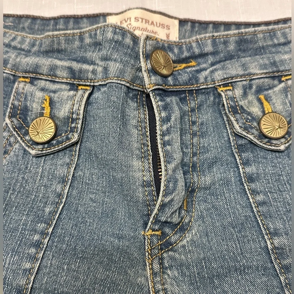 Levi's Women's Classic Blue Jean Shorts - Picture 5 of 10